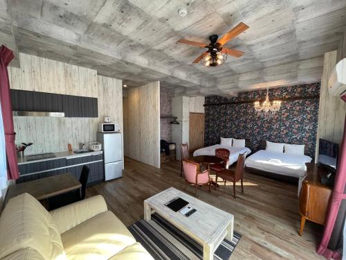 大阪WOLF PACK apartment 1002的客厅配有两张床和一张桌子