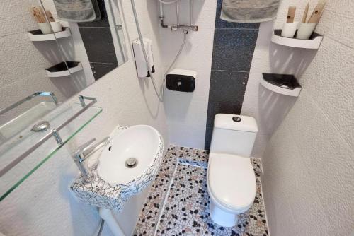 香港Wai fan Guest house的一间带卫生间和水槽的小浴室