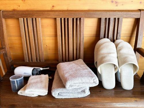 高岛市guest house Kuu - Vacation STAY 46399v的客房内的毛巾架
