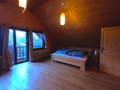 韦尔卡鲁穆尼卡Lodge Tatras的一间设有床铺的卧室,位于带窗户的房间内