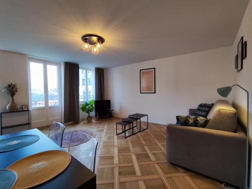 弗里堡Appartement tout confort rénové avec vue - Tilleul 5的客厅配有沙发和桌子