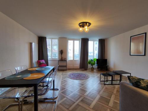 弗里堡Appartement tout confort rénové avec vue - Tilleul 5的客厅配有桌椅和沙发