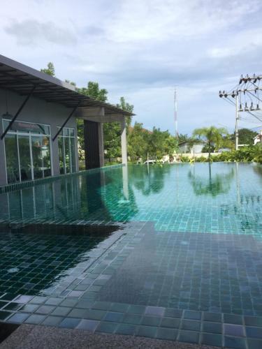 普吉镇Phuket naka Condon-13-45免费高速上网免费停车位的度假村的游泳池