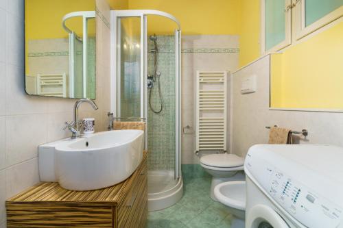 锡耶纳19 Lodge的一间带水槽、淋浴和卫生间的浴室