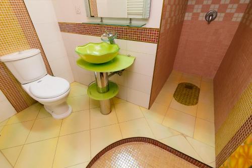 基希讷乌ezio的一间带水槽和卫生间的浴室