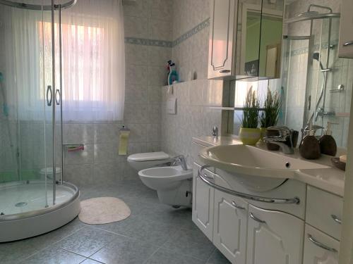 马里博尔Sweet Home Apartment的浴室配有2个盥洗盆、卫生间和淋浴。