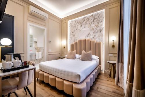 佛罗伦萨Hotel Emma Small Luxury Hotel的卧室配有一张白色大床