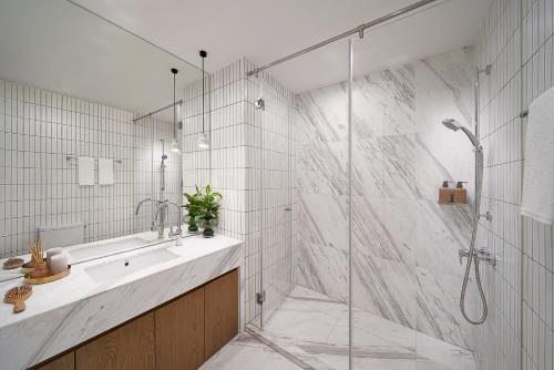 上海basePLUS佰舍服务式公寓(上海滨江店)的带淋浴、盥洗盆和淋浴间的浴室