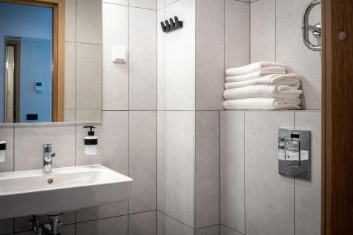 塔林Espak Hostel的浴室配有盥洗盆、镜子和毛巾