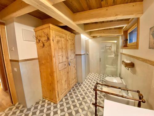 科瓦拉因巴迪亚Luxury Chalet Liosa - Ski in Ski out - Amazing view的一间带木制橱柜和卫生间的浴室