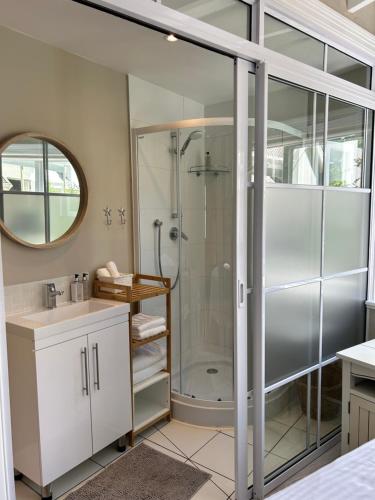 西萨默塞特One Oak Guest House的带淋浴和盥洗盆的浴室