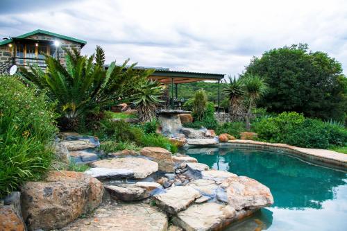 温特顿斯皮翁考普山林小屋的庭院内一座带岩石的游泳池