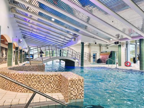 伊卡利宁Ikaalinen SPA & Resort的一座带桥梁的大型游泳池