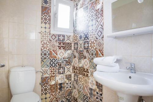 凯法利尼亚岛Cactus Apartment的一间带卫生间和水槽的浴室
