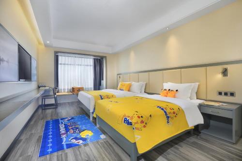 桂林正阳璞云酒店(桂林两江四湖中心广场店)的酒店客房设有两张床和一台平面电视。