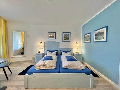 舍姆贝格豪斯艾姆库公寓酒店的蓝色的卧室,配有床和蓝色的墙壁
