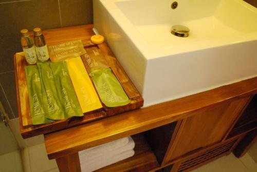 马公元泰大饭店的浴室柜台配有水槽和毛巾。