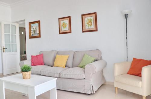 科尼尔-德拉弗龙特拉Apartamento La Fuente的客厅配有带色彩缤纷枕头的沙发