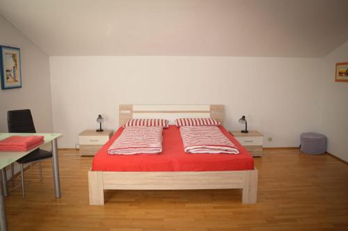 莫斯堡Villa Viola的一间卧室配有一张带红色毯子的床