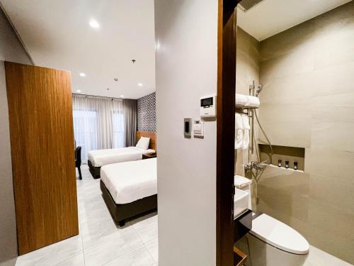 ManaoagThe Manaoag Hotel的一间酒店客房 - 带一张床和一间浴室