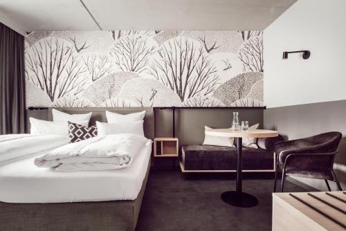 丁戈尔芬ADEBAR Stadthotel的酒店客房,配有两张床和椅子