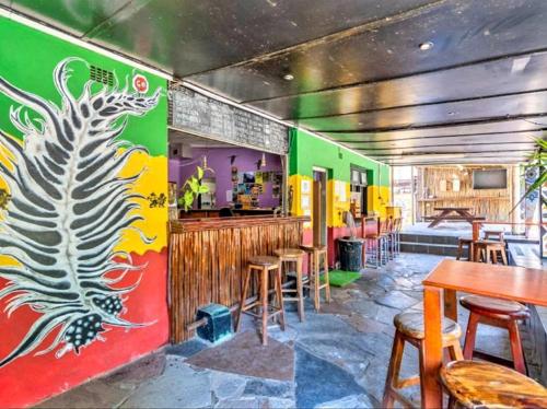 德班Tekweni的餐厅拥有色彩缤纷的墙壁和桌椅