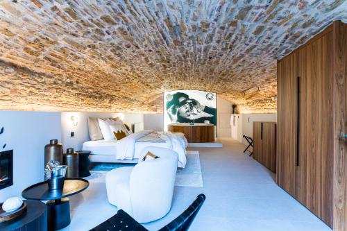 布雷斯地区布尔格Legend Majestic SPA - Insolite & Unique - Champagne - Parking privé的一间卧室设有一张床和石质天花板