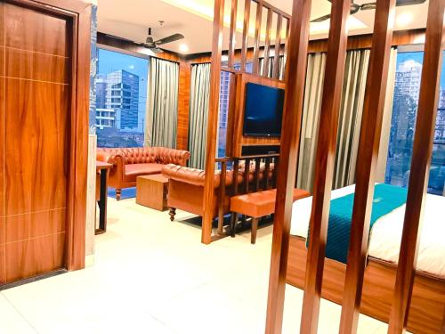 钱德加尔RONTA WORLD HOTELS的一间带双层床的卧室和一间客厅
