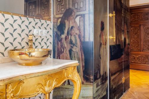 伊斯坦布尔Glamorous Authentic Studio in Üsküdar的大理石浴室配有金色水槽