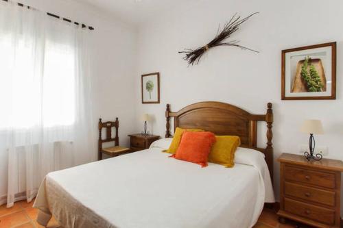 科尼尔-德拉弗龙特拉Hotel Casa Fina - Adults Recommended的一间卧室配有白色的床和橙色和黄色枕头