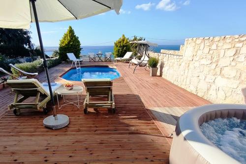 卡特罗斯Pamela's house "private pool and spa"的一个带游泳池、椅子和遮阳伞的庭院