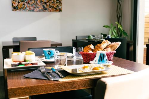 比斯卡罗斯海普酒店的一张桌子,早餐包括鸡蛋和面包