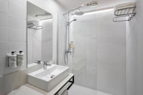 菲格拉斯B&B HOTEL Figueres的白色的浴室设有水槽和淋浴。