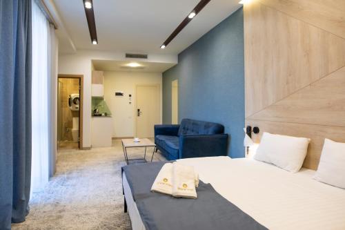 埃里温Rooftop Apart-Hotel的一间卧室配有一张床和一张蓝色椅子