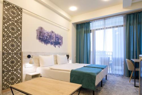 埃里温Rooftop Apart-Hotel的酒店客房设有床和窗户。