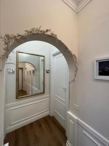 斯培西亚Affittacamere Perla del Prione的走廊上的拱门,带镜子