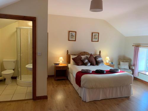 卡文Castlehamilton Cottages and Activity Centre的一间带大床的卧室和一间浴室