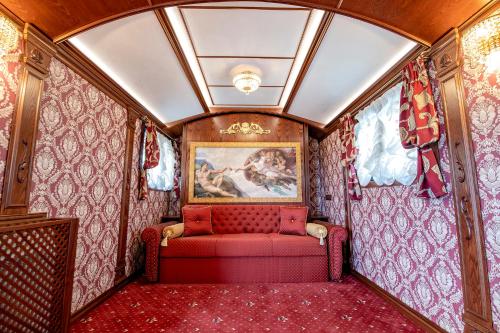 普罗夫迪夫Хотел Глемпинг Алианс的一辆火车车厢,在房间里装有红色沙发