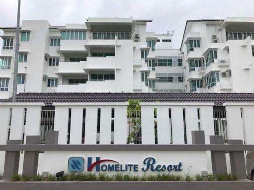 米里Homelite Resort的前面有标志的大型白色建筑