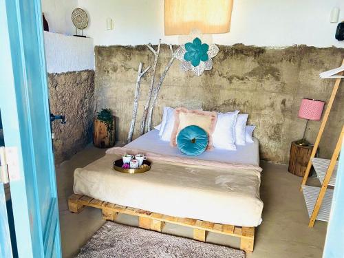 BuzanadaMacaronesia Love Spa, sauna y piscina的一间卧室配有一张桌子和一张床铺