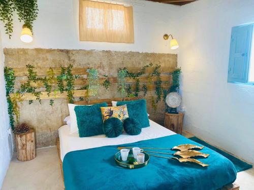BuzanadaLaurisilva love spa sauna y piscina的一间卧室配有一张带蓝色毯子的床