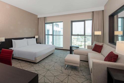 迪拜Hyatt Place Dubai Jumeirah的酒店客房,配有床和沙发