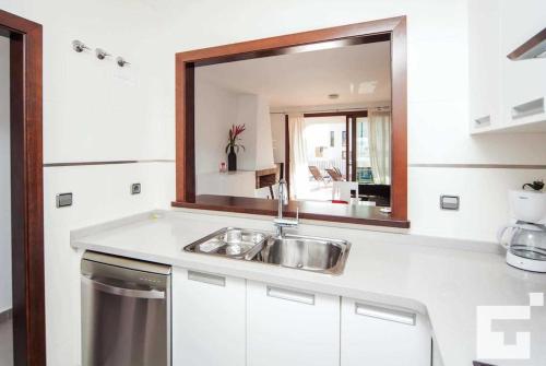 卡尔佩Villa Mirador de Bassetes 4 - Grupo Turis的厨房配有水槽和镜子