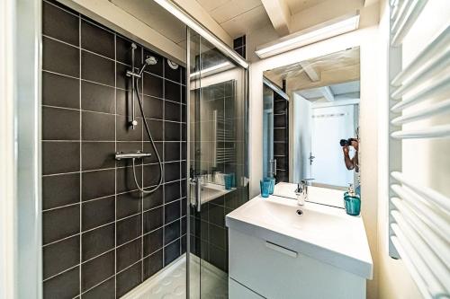里昂Superb 1 bedroom apartment - Croix Rousse district的拍着带淋浴的浴室照片的人