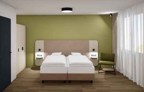 克尔斯特尔巴赫Platzhirsch Living的一间卧室设有两张白色的床和绿色的墙壁