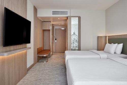柏林Courtyard by Marriott Berlin City Center的酒店客房设有两张床和一台平面电视。