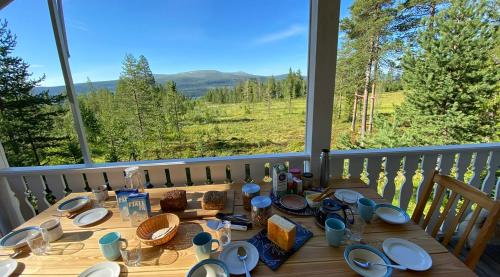 洛夫斯达伦Mountain Cabin Lofsdalen的山景阳台上的桌子