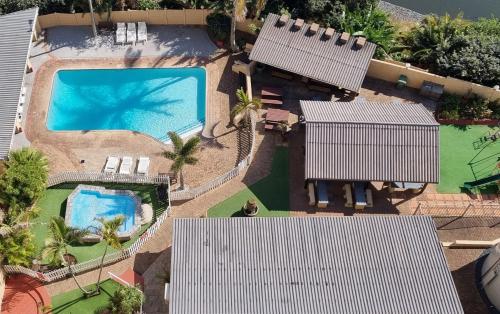 马盖特Santana Holiday Resort的房屋旁游泳池的顶部景色