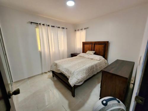 CabayonaESPACIO TRANQUILO的一间卧室配有一张床和一张桌子