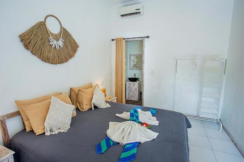 蓝梦岛自然旅馆的一间卧室配有带毛巾的床